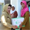 Bupati Kuningan, Hj Utje CH Suganda saat memberikan bantuan sembako dari BAZNAS secara simboleis.